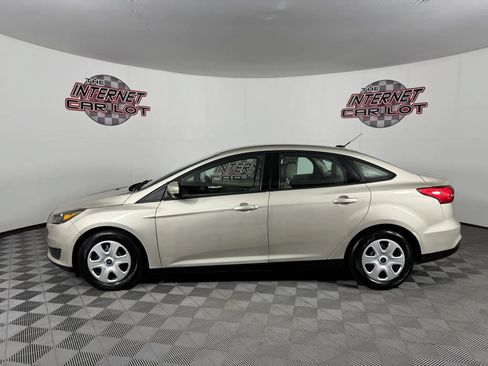 Used 2017 Ford Focus SE FWD image 4