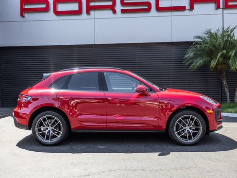 Certified 2026 Porsche Macan AWD/4WD image 7