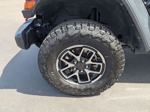 Used 2025 Jeep Wrangler Unlimited Rubicon w/ Convenience Group AWD/4WD image 13