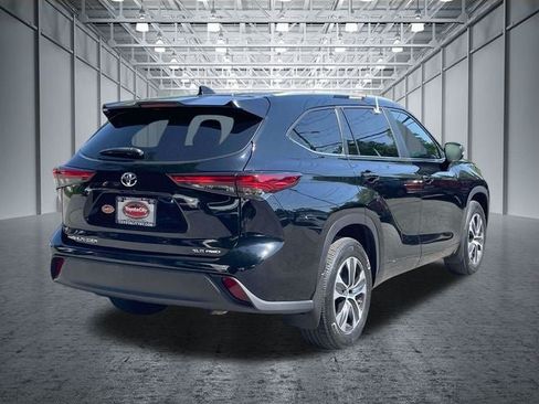 Used 2023 Toyota Highlander XLE AWD/4WD image 7