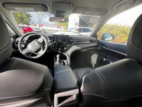 Used 2024 Toyota Camry SE image 10
