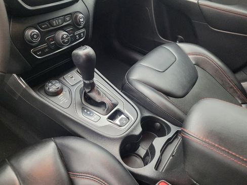 Used 2022 Jeep Cherokee Trailhawk w/ Comfort/Convenience Group AWD/4WD image 26