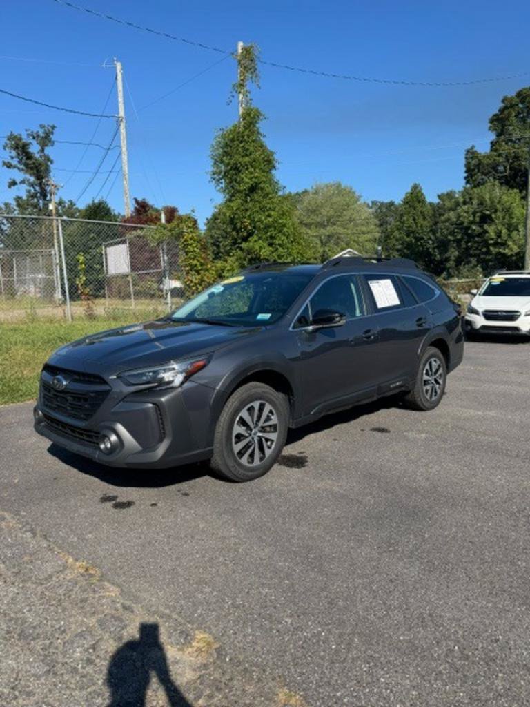 Used 2023 Subaru Outback Premium AWD/4WD image 1