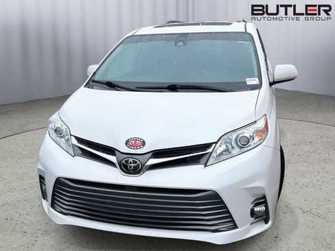 Used 2019 Toyota Sienna XLE w/ XLE Navigation Package FWD image 3