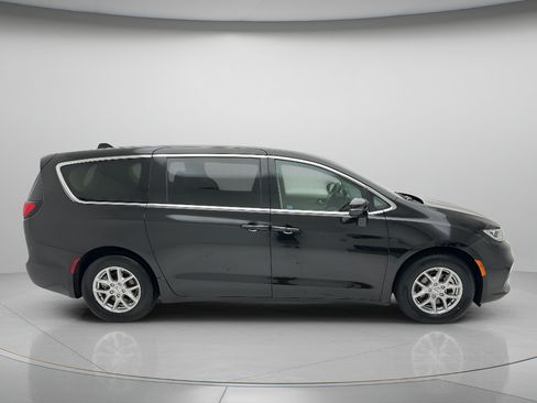 Used 2024 Chrysler Pacifica Touring-L FWD image 4