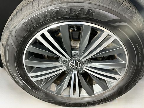 Used 2024 Volkswagen Tiguan SE image 11