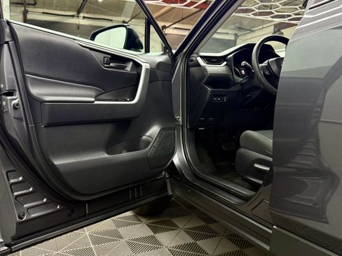 Used 2021 Toyota RAV4 LE image 5