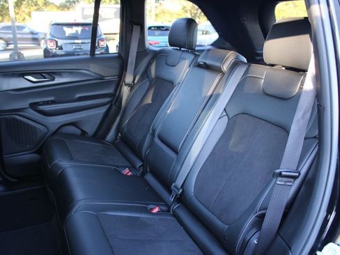 Used 2023 Jeep Grand Cherokee Altitude image 32