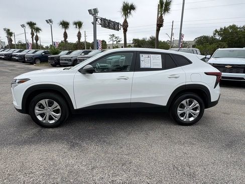 Used 2025 Chevrolet Trax LS FWD image 2
