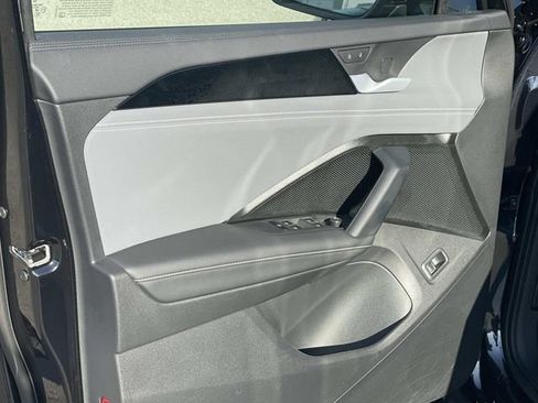 Used 2025 Volkswagen Tiguan SE image 18