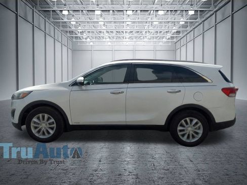 Used 2017 Kia Sorento AWD w/ LX Convenience Package image 4