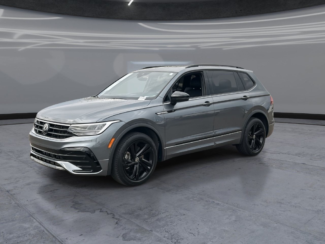 Used 2024 Volkswagen Tiguan SE R-Line FWD image 3