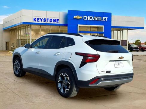 Used 2025 Chevrolet Trax LT FWD image 5