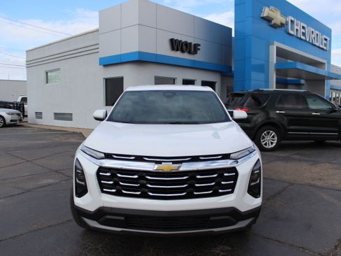 Used 2025 Chevrolet Equinox LT image 2