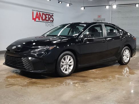 Used 2025 Toyota Camry LE FWD image 3