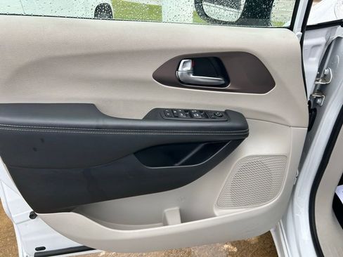 Used 2023 Chrysler Voyager LX image 10