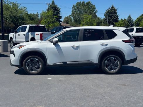 Used 2024 Nissan Rogue SV FWD image 4