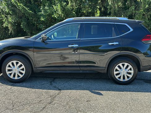 Used 2017 Nissan Rogue S w/ Appearance Package AWD/4WD image 28
