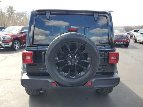 Used 2025 Jeep Wrangler Unlimited Sahara AWD/4WD image 4