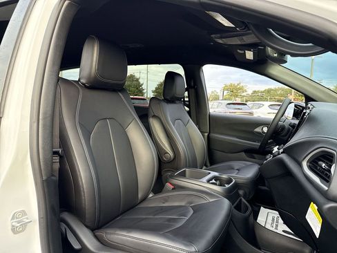 New 2026 Chrysler Pacifica Select image 26