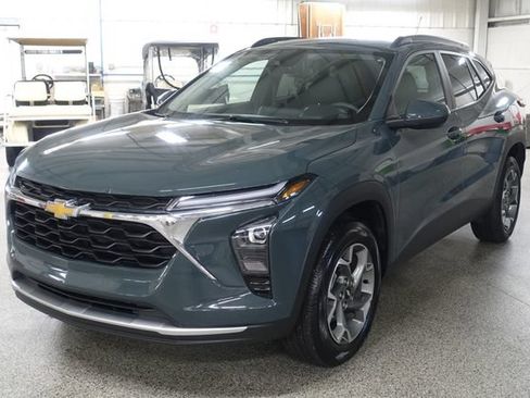 Used 2025 Chevrolet Trax LT FWD image 3