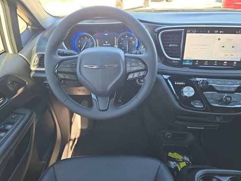 New 2026 Chrysler Pacifica Select w/ S Appearance Package FWD image 10
