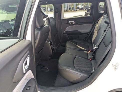 Certified 2024 Jeep Compass Latitude AWD/4WD image 11