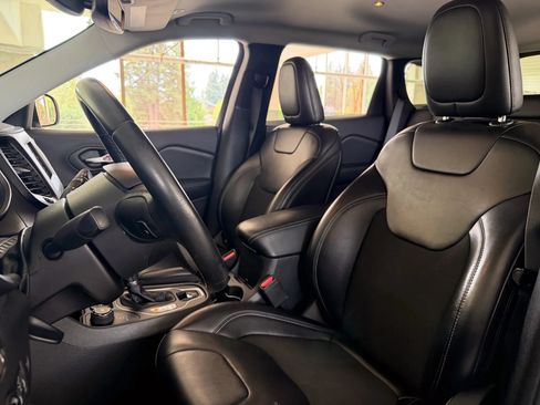 Used 2019 Jeep Cherokee Latitude Plus w/ Comfort/Convenience Group AWD/4WD image 14