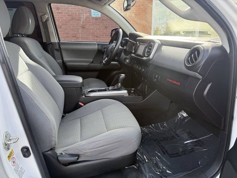 Used 2017 Toyota Tacoma SR5 w/ Exterior Package AWD/4WD image 8