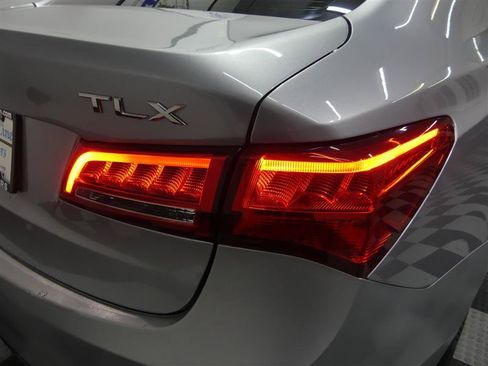Used 2018 Acura TLX V6 w/ Technology Package FWD image 11