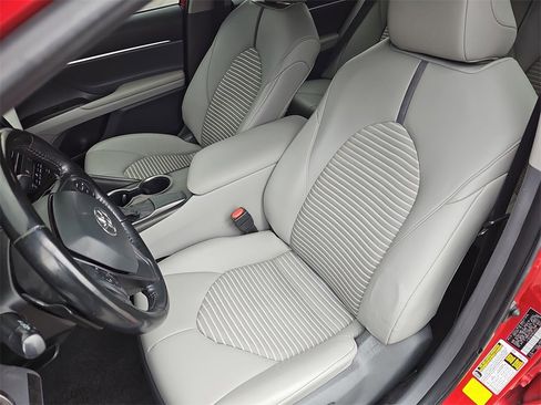 Used 2021 Toyota Camry SE image 14