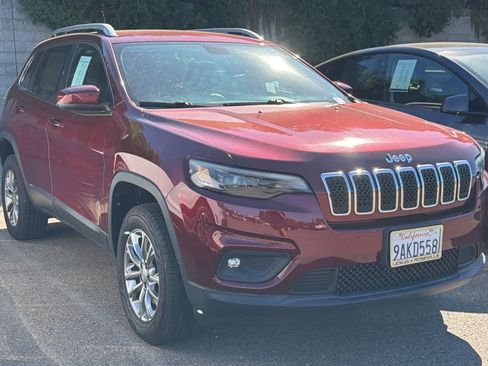 Used 2019 Jeep Cherokee Latitude Plus w/ Cold Weather Group AWD/4WD image 3