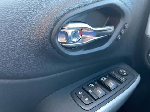 Used 2017 Jeep Cherokee Overland w/ Technology Group AWD/4WD image 32