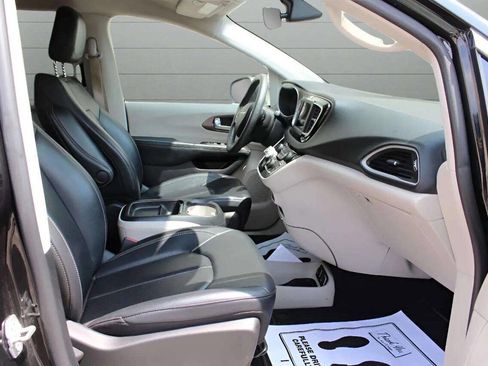 Used 2021 Chrysler Voyager Lxi image 13