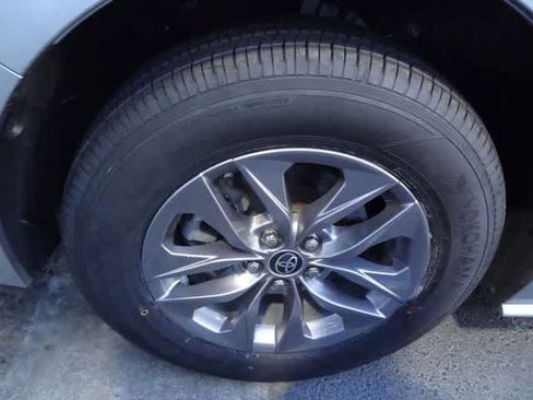Used 2024 Toyota Sienna XLE FWD image 10