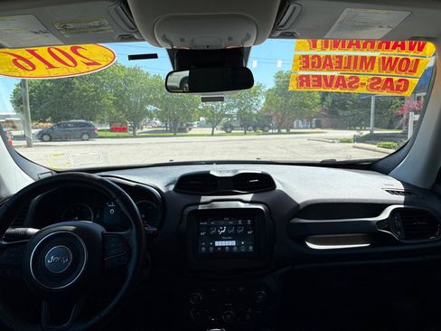 Used 2018 Jeep Renegade Altitude FWD image 13