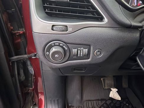 Used 2019 Jeep Cherokee Latitude Plus w/ Comfort/Convenience Group FWD image 33