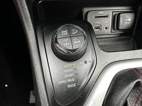 Used 2017 Jeep Cherokee Trailhawk image 26