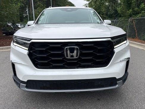 Used 2025 Honda Pilot Touring image 2