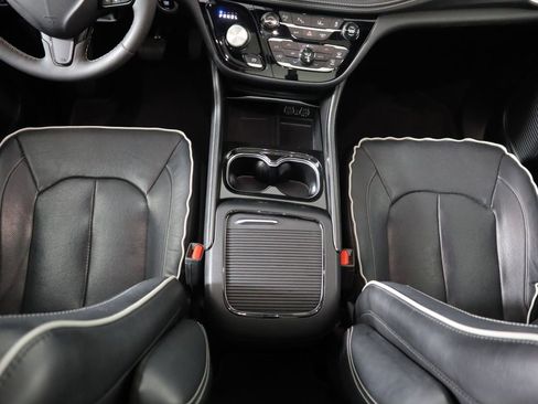 Used 2022 Chrysler Pacifica Limited w/ S Appearance Package image 17