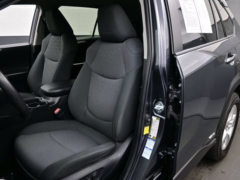 Used 2021 Toyota RAV4 XLE w/ Convenience Package AWD/4WD image 12