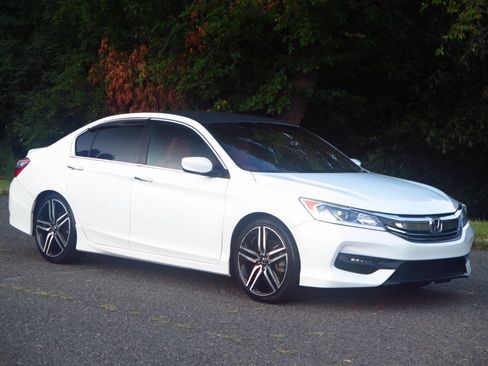 Used 2017 Honda Accord Sport image 7