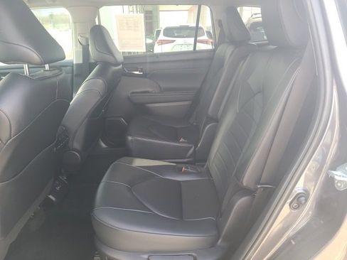 Used 2024 Toyota Highlander XLE image 13