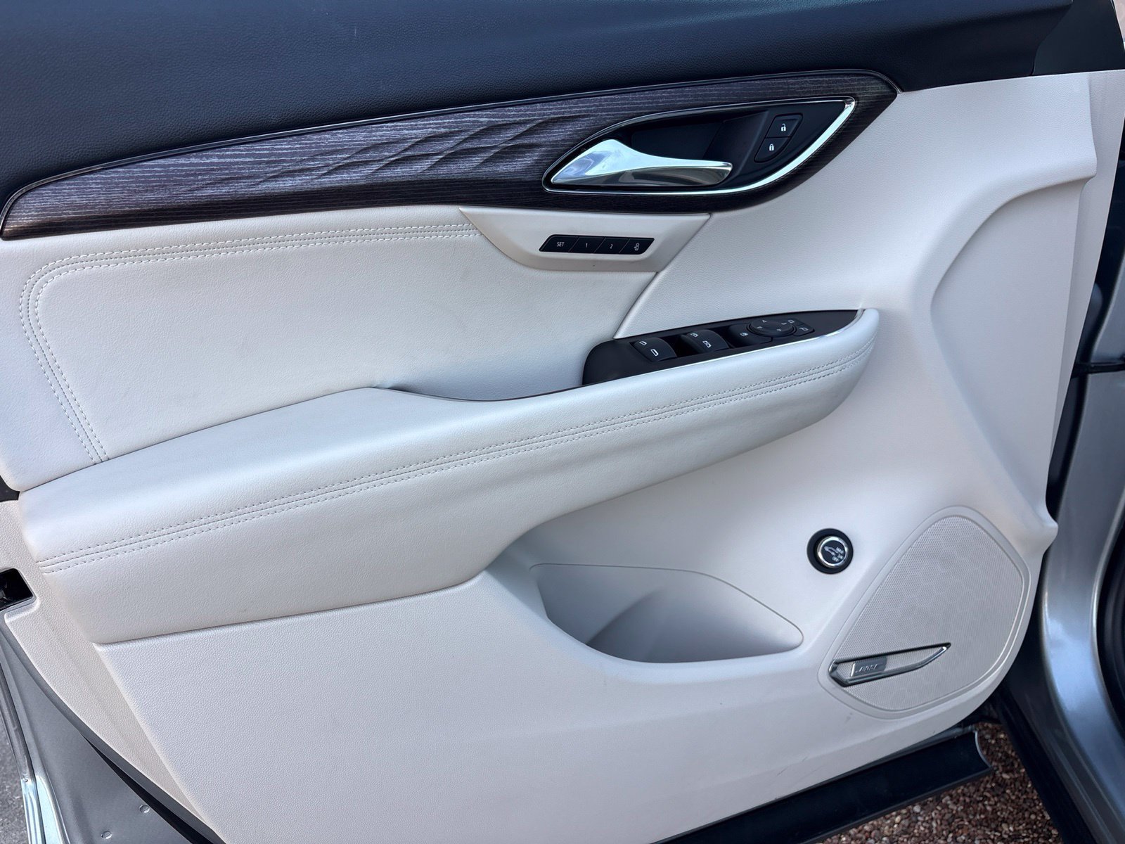 Used 2023 Buick Envision Avenir FWD image 11