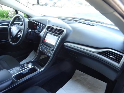 Used 2017 Ford Fusion SE w/ Fusion SE Technology Package FWD image 15