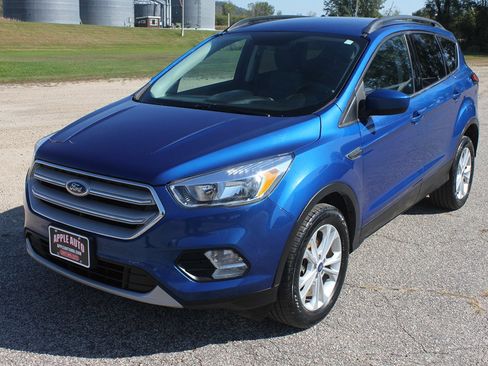 Used 2018 Ford Escape SE image 2