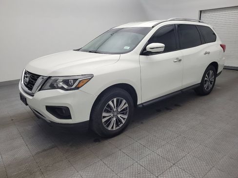 Used 2019 Nissan Pathfinder SV image 2