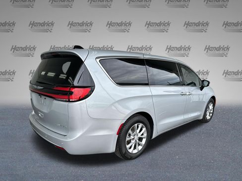 Used 2026 Chrysler Pacifica Limited FWD image 9