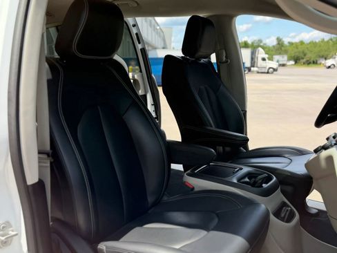Used 2023 Chrysler Pacifica Touring-L FWD image 28
