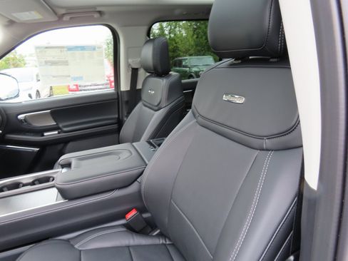 New 2025 Ford Expedition Platinum w/ Driver's Package image 18